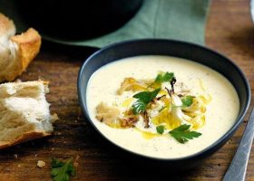 طريقة عمل شوربة البطاطا بالقرنبيط