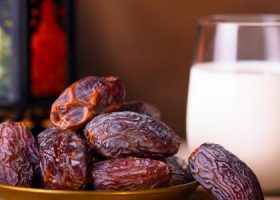 طريقة عمل عصير بلح بالحليب