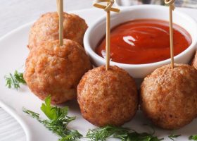 طريقة عمل كرات السوسيس بالجبن