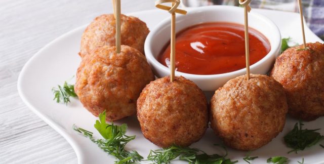 طريقة عمل كرات السوسيس بالجبن