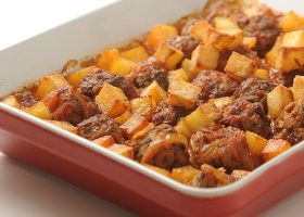 طريقة عمل الكفتة التركية بالبطاطس والصلصة