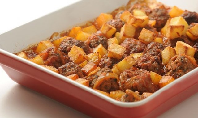 طريقة عمل الكفتة التركية بالبطاطس والصلصة