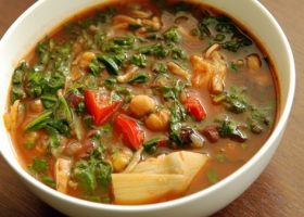 طريقة عمل شوربة الحمص والسبانخ