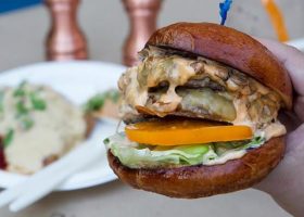 طريقة عمل برجر الدجاج بالسبانخ والبيستو