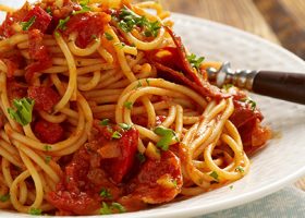 طريقة عمل مكرونة اسباجيتي مع صلصة الفلفل الرومي