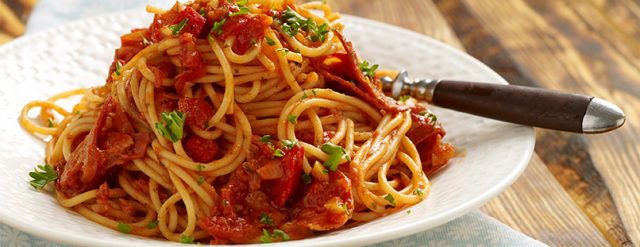 طريقة عمل مكرونة اسباجيتي مع صلصة الفلفل الرومي