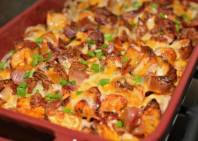 طريقة عمل بطاطس بالسوسيس والجبن