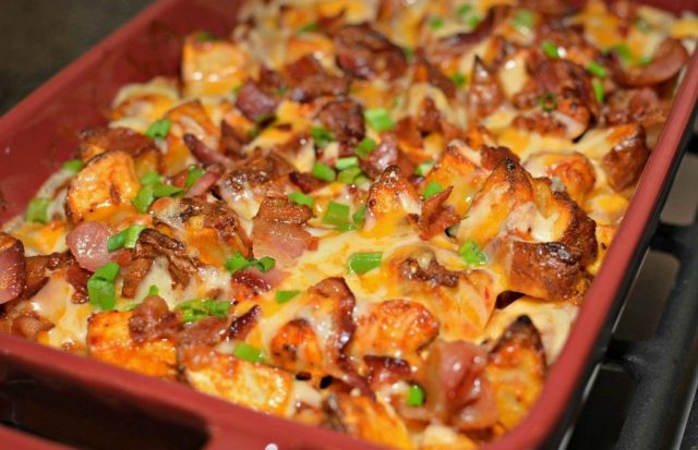 طريقة عمل بطاطس بالسوسيس والجبن