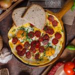 طريقة عمل بيض بالسوسيس والجبن