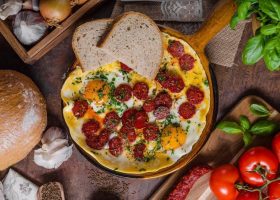 طريقة عمل بيض بالسوسيس والجبن