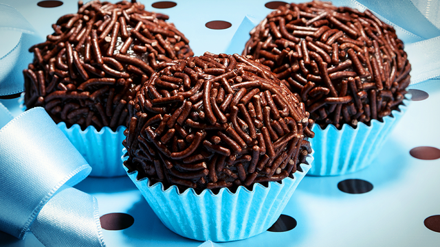 طريقة عمل كرات الشكولاتة بالحليب المكثف