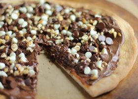 طريقة عمل بيتزا الشِكولاتة بالمارشميللو