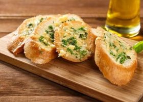 طريقة عمل الخبز بالثوم والأعشاب