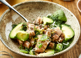 طريقة عمل سلطة التونة بالأفوكادو