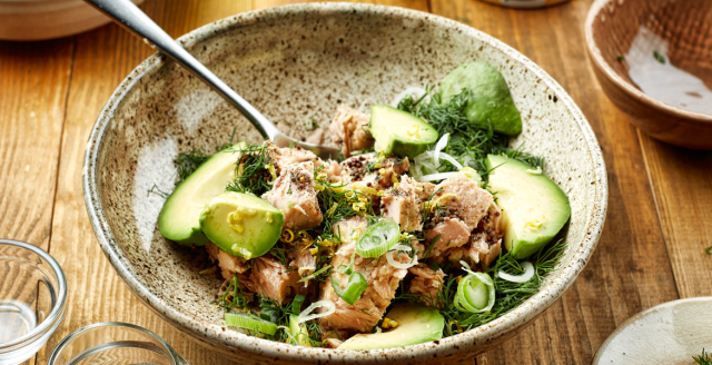 طريقة عمل سلطة التونة بالأفوكادو