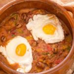 طريقة عمل طاجن الفول بالبسطرمه و البيض