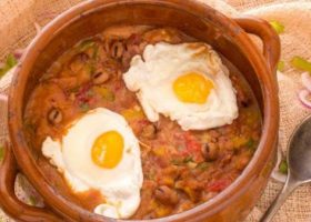 طريقة عمل طاجن الفول بالبسطرمه و البيض