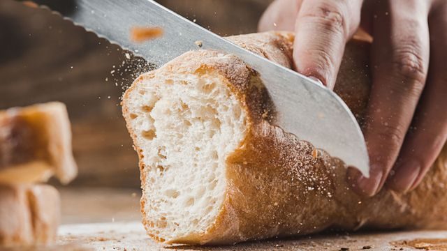 طريقة تقطيع الخبز بالطريقة الصحيحة