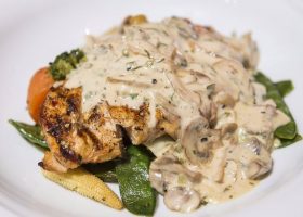 طريقة عمل دجاج مع صوص المشروم