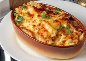 طريقة عمل مكرونة بالبشاميل بالبسطرمة