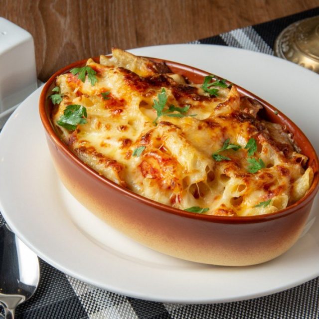 طريقة عمل مكرونة بالبشاميل بالبسطرمة