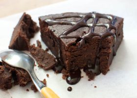 طريقة عمل كيك الشكولاتة باللبن الرائب