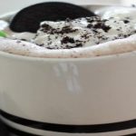 الشكولاتة الساخنة بالأوريو والمارشميلو