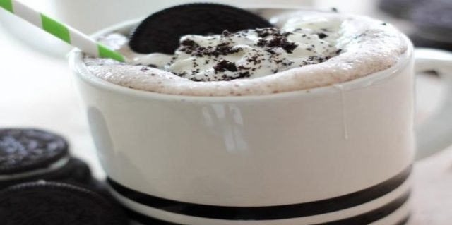 الشكولاتة الساخنة بالأوريو والمارشميلو