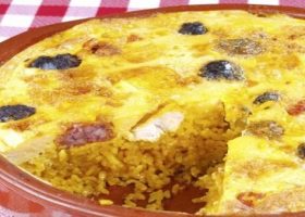 طريقة عمل طاجن أرز بالسجق في الفرن