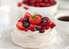 طريقة عمل بفلوفا بالفواكه