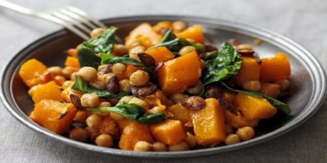 طريقة عمل سلطة الحمص بالمانجو