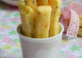 طريقة عمل بسكويت الجبن واﻷعشاب