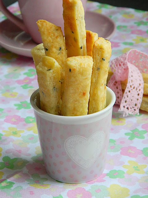 طريقة عمل بسكويت الجبن واﻷعشاب