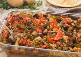 طريقة عمل طاجن السجق بالبطاطس والخضروات