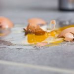 كيف ننظف مكان البيض المكسور