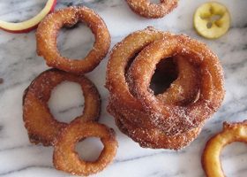 طريقة عمل حلقات التفاح المقلية بالقرفة