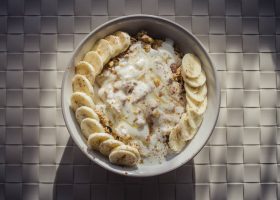 طريقة عمل موز بالقرفة والزبادي