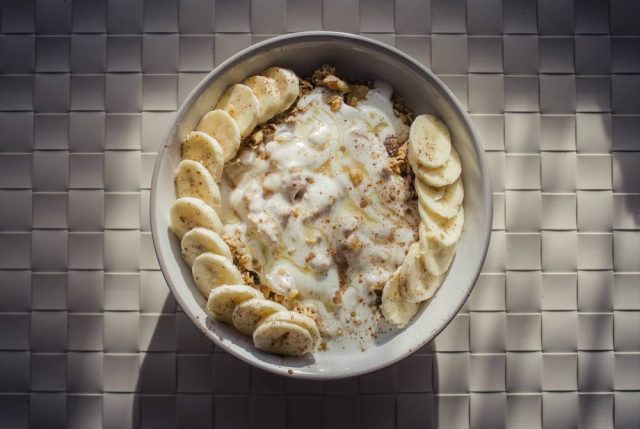 طريقة عمل موز بالقرفة والزبادي