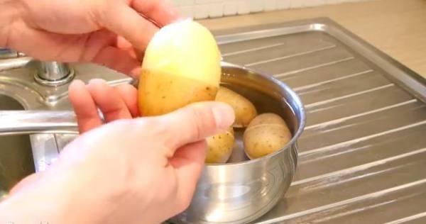 طريقة سريعة لتقشير البطاطس