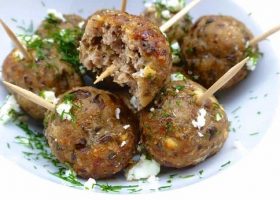 طريقة عمل كفتة بالجبن الفيتا والزيتون