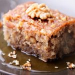 طريقة عمل كيكة العسل اليونانية
