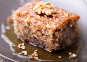 طريقة عمل كيكة العسل اليونانية