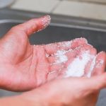 طريقة ازالة رائحة السمك من اليدين