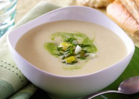 طريقة عمل شوربة البصل بالكريمة