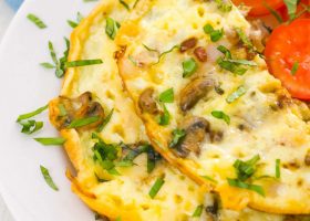 طريقة عمل أومليت بالمشروم والدجاج