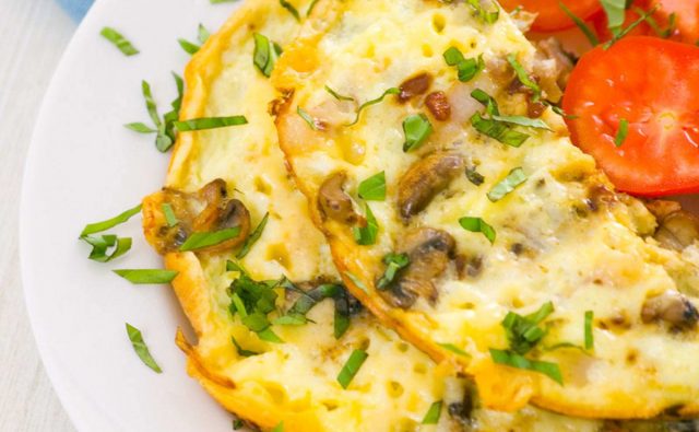 طريقة عمل أومليت بالمشروم والدجاج