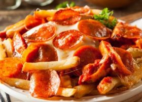 طريقة عمل بيتزا البطاطس المحمرة بالبيبروني والسوسيس