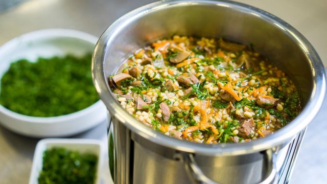 طريقة عمل شوربة اللحم والشعير