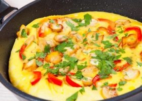 طريقة عمل أومليت بالفول والفلفل الملون