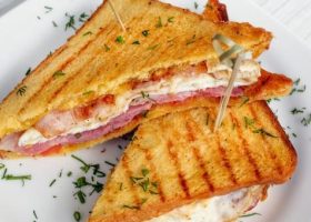 طريقة عمل التوست المشوي بالبيض واللانشون